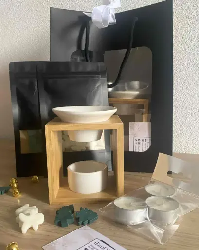 Coffret de Noël parfumé – 2 sachets de mini fondants (pomme d’amour & forêt enchantée) + brûle-parfum + chauffe-plat